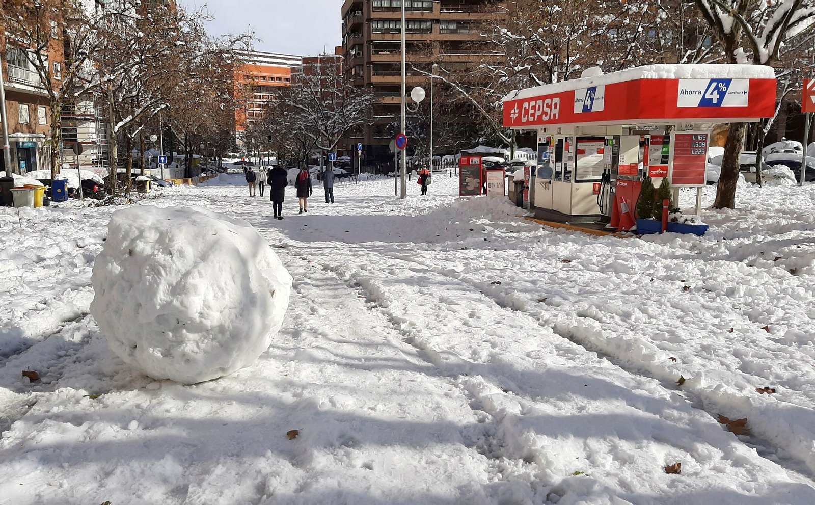 Madrid trata de restablecer la normalidad: el día después en imágenes