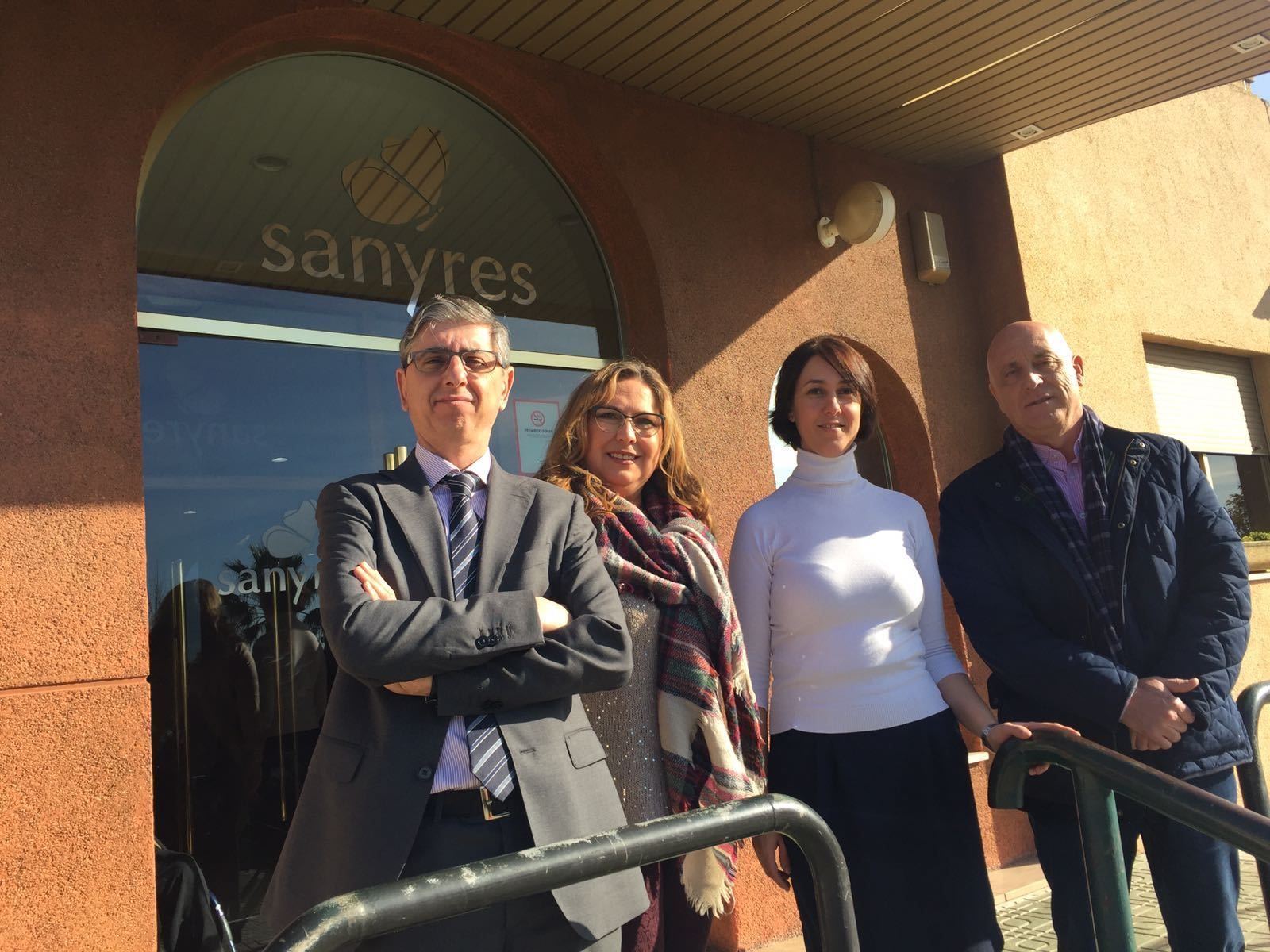 Luna, en el centro, ayer tras su visita a Sanyres Sierra.