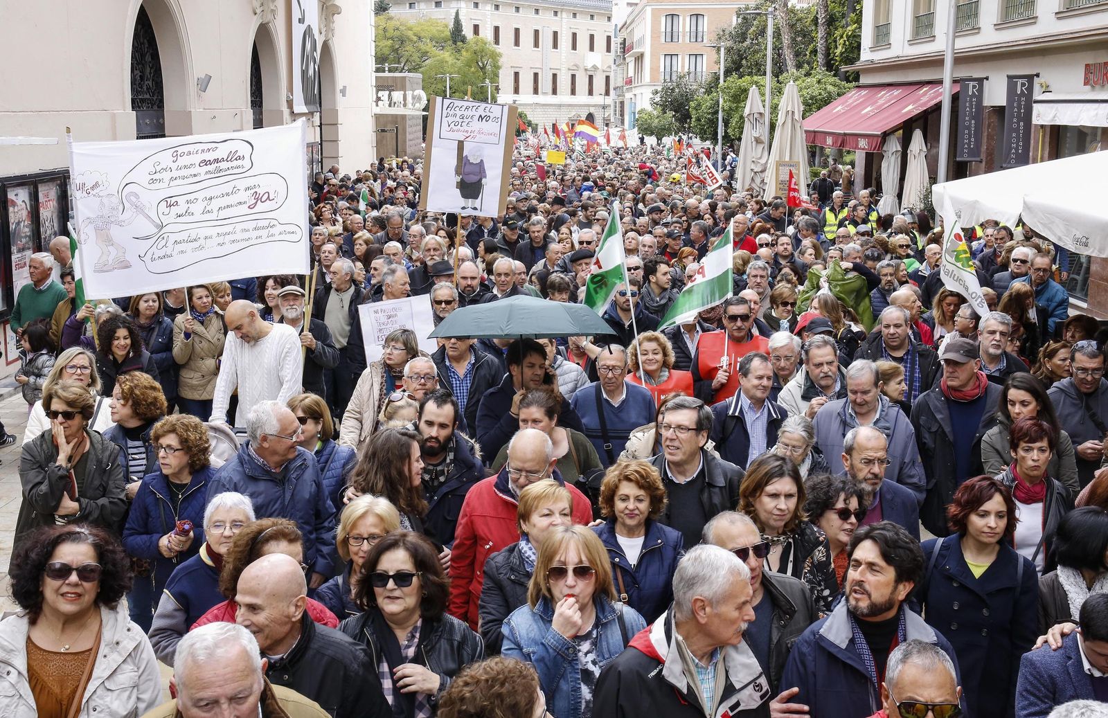 Un hombre lleva una pancarta durante la protesta.