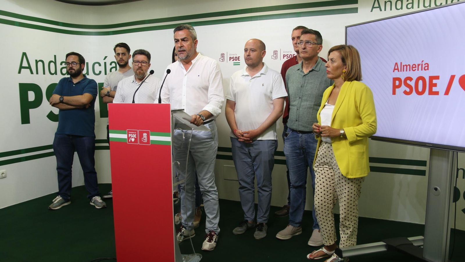 Representantes del PSOE durante el balance del mal resultado en la sede provincial