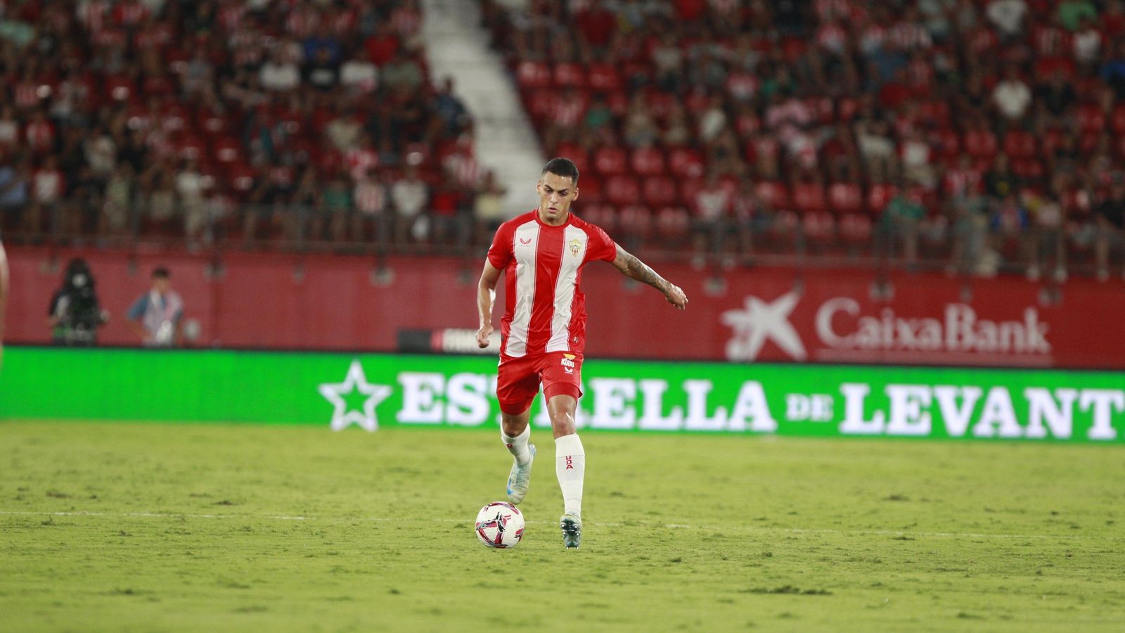 Kaiky busca un pase tras cruzar la divisoria del terreno de juego.