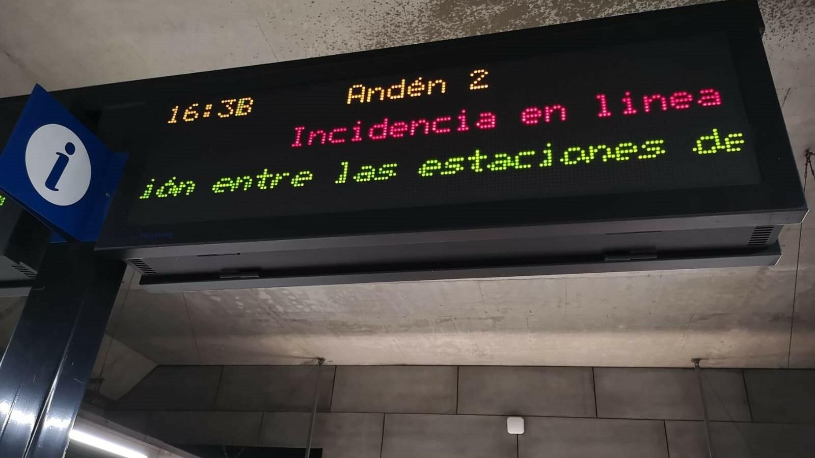 Panel informativo alertando de la incidencia en las estaciones del tramo nazareno.