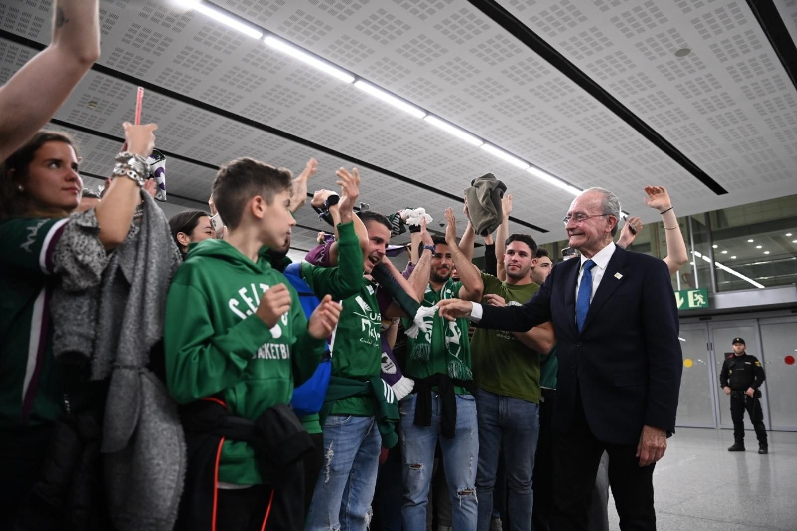 Júbilo en la llegada del Unicaja al aeropuerto