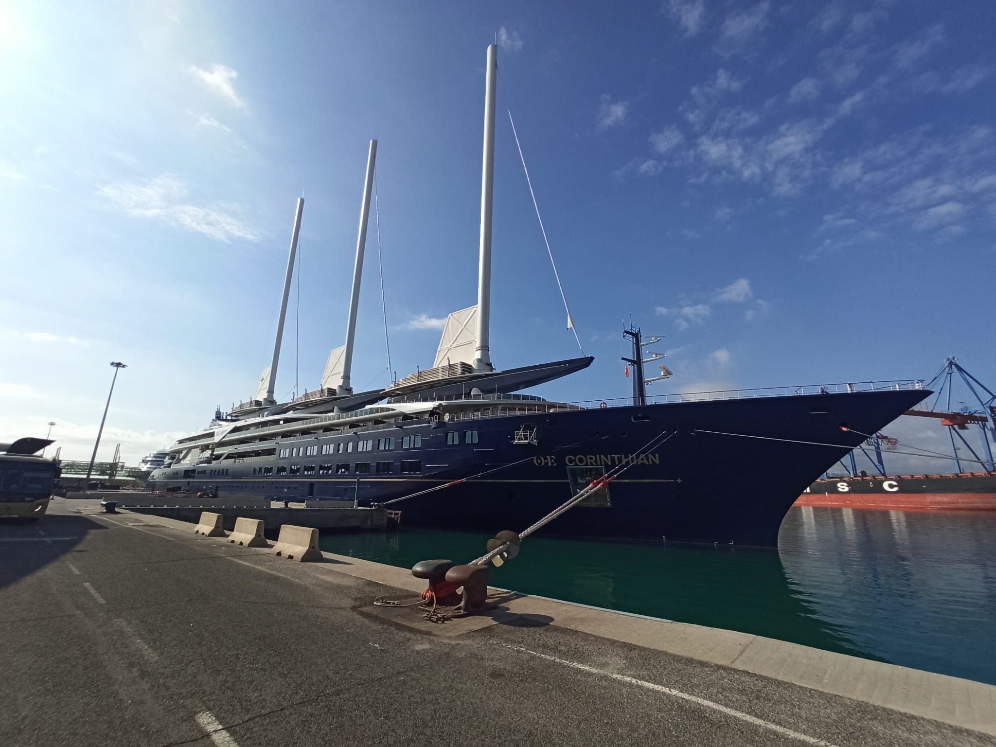 Málaga recibe el velero crucerista más grande del mundo: tres mástiles y 220 metros de eslora