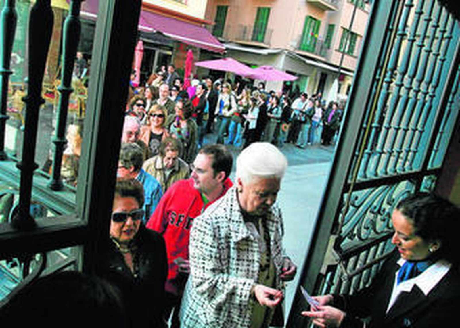 Cola de personas a la entrada del Cine Albéniz en una edición anterior del Festival de Málaga.