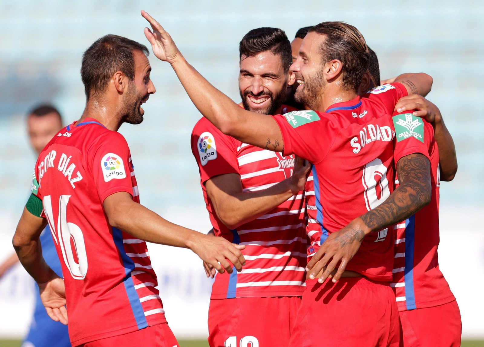 Soldado celebra con sus compañeros el tanto que abrió el marcador