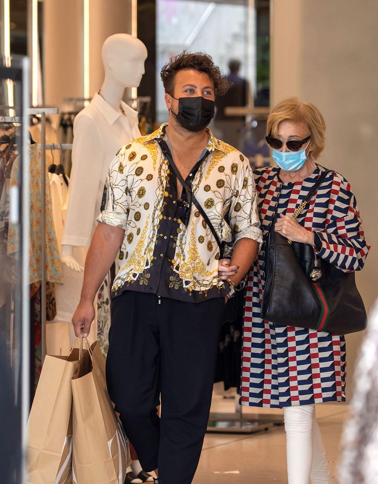 Mila, con un amigo, de compras en un centro comercial.