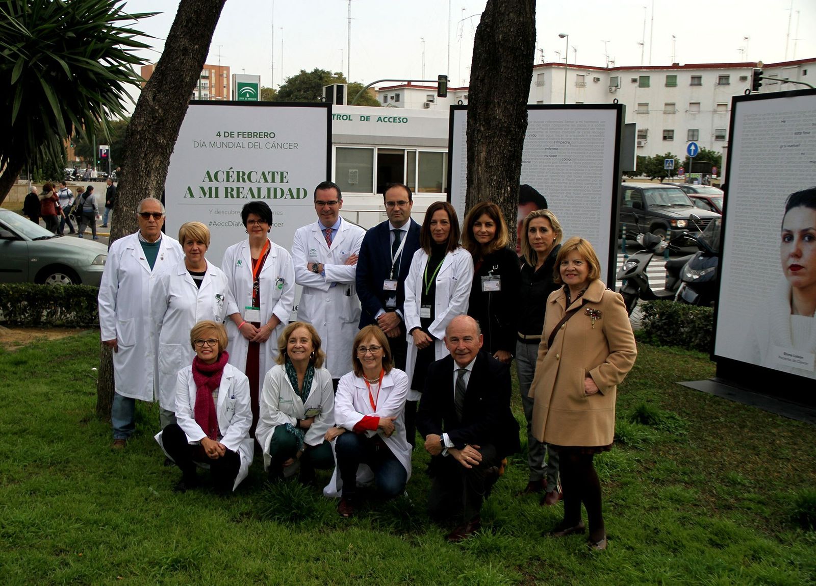 Responsables hospitalarios y miembros de Aecc hoy en el Hospital Macarena.