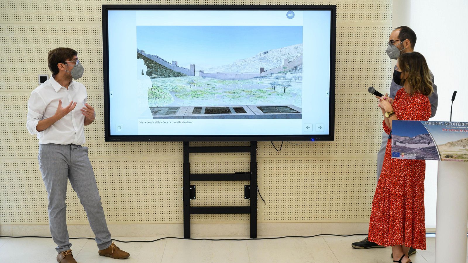 La concejal de Urbanismo con los arquitectos Juan Antonio Sánchez y Vicent Morales