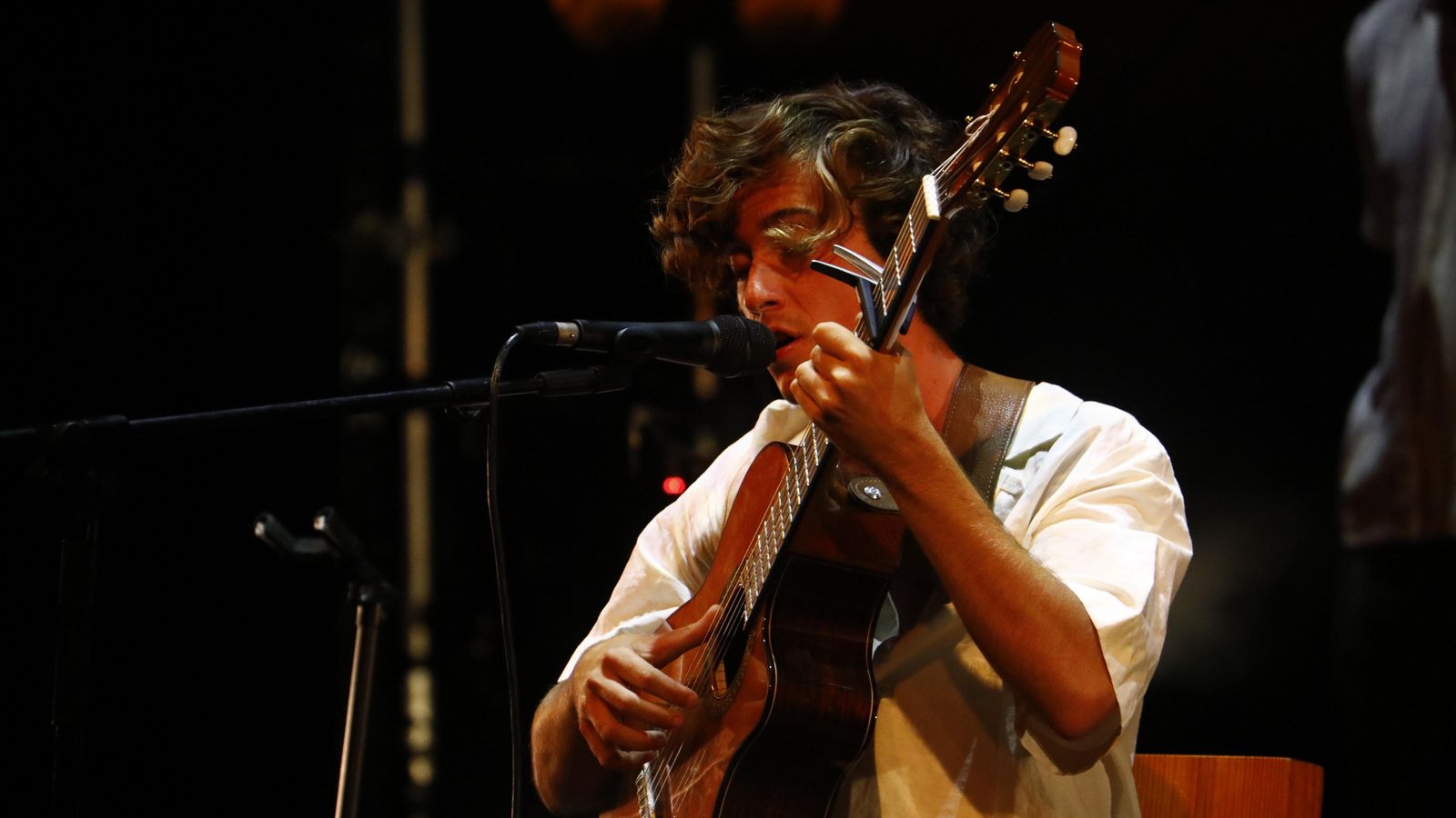 Álvaro Lafuente, guitarra en mano, en un momento del espectáculo.