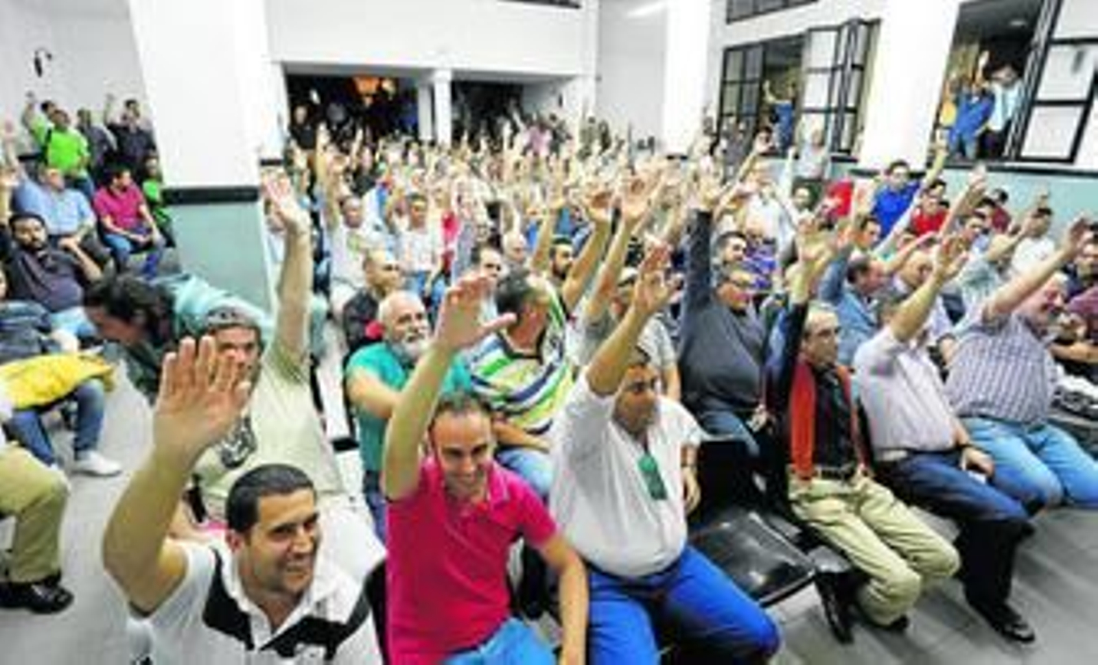 Un instante de la asamblea de trabajadores de las bodegas celebrada en la tarde de ayer en el edificio de los sindicatos de la plaza del Arenal.