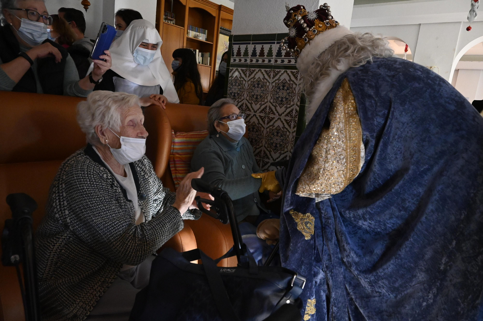 Visita de los Reyes Magos a los ancianos de los asilos de Huelva, en imágenes
