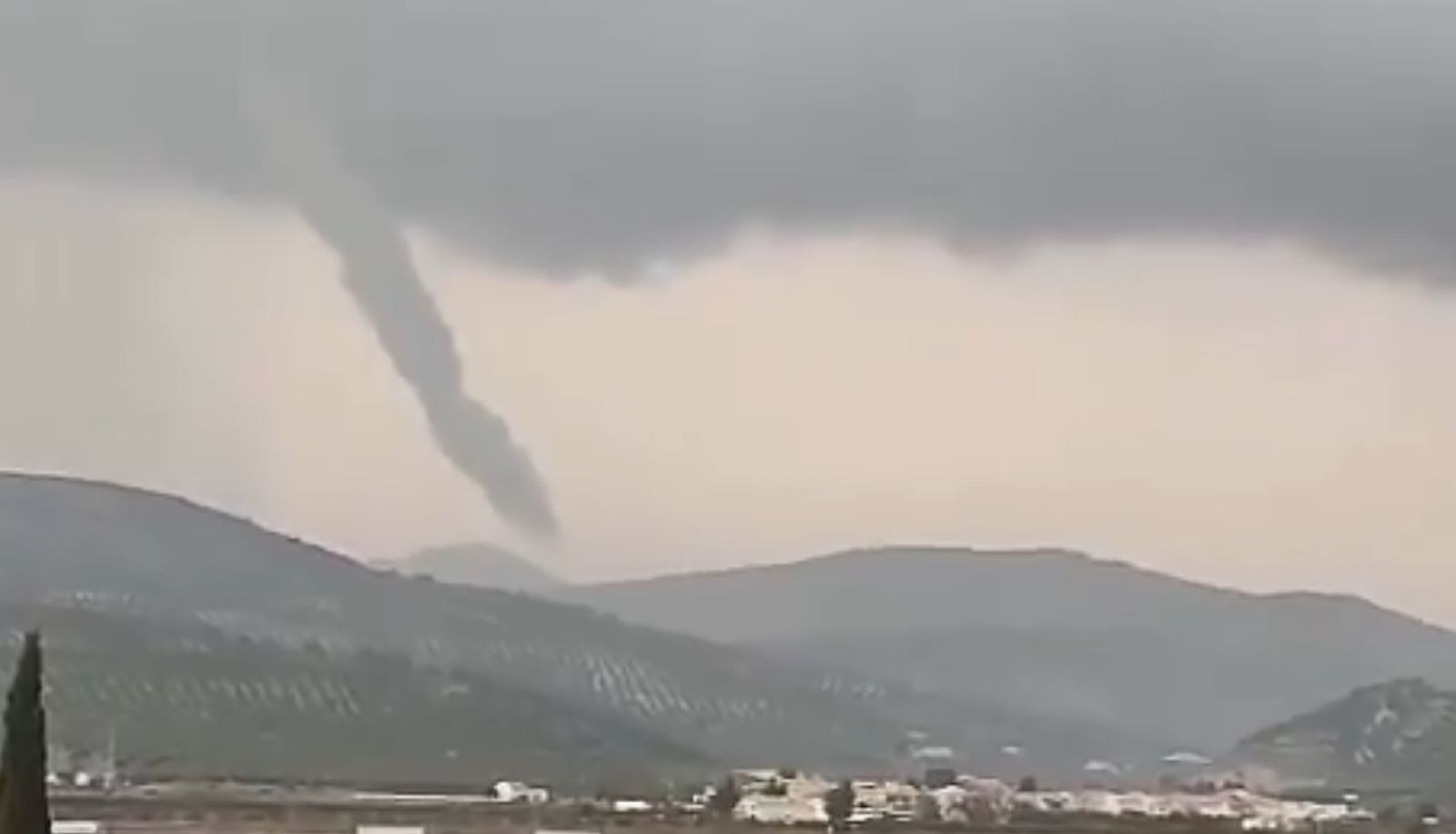 El tornado en Granada que alarmó a los vecinos de Loja y se viraliza en las redes