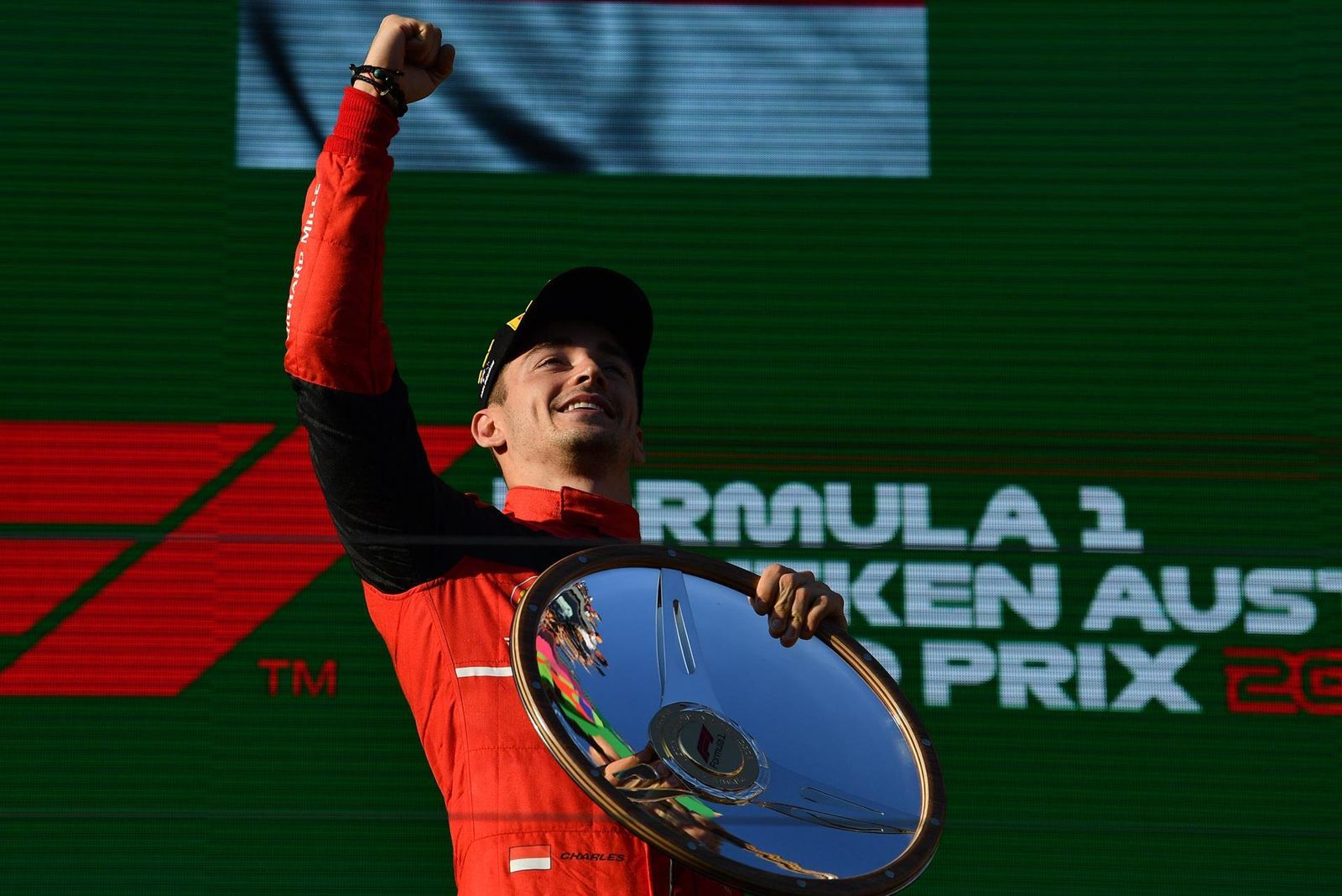 Leclerc alza el puño celebrando su victoria en Albert Park.