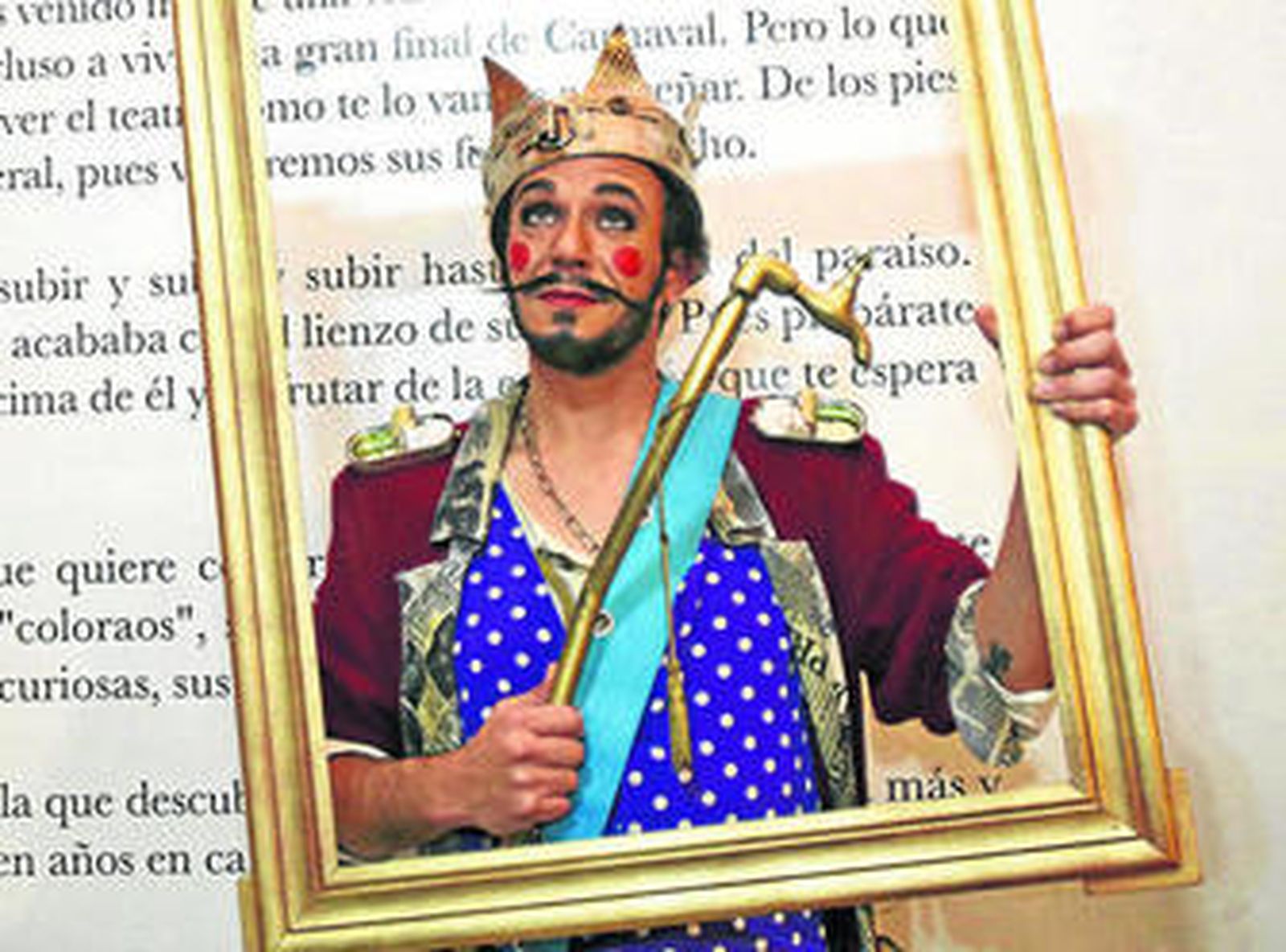 El alcalde, José María González, con su disfraz de 'Los mendas lerendas' en la gran final del Concurso 2016.