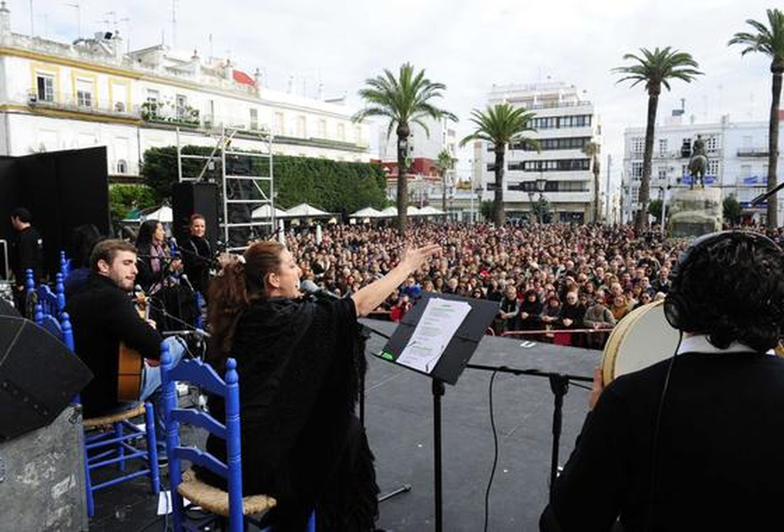 Miles de personas asisten al concierto navideño que Niña Pastori ofreció en la plaza del Rey de San Fernando. 

Foto: Elias Pimentel