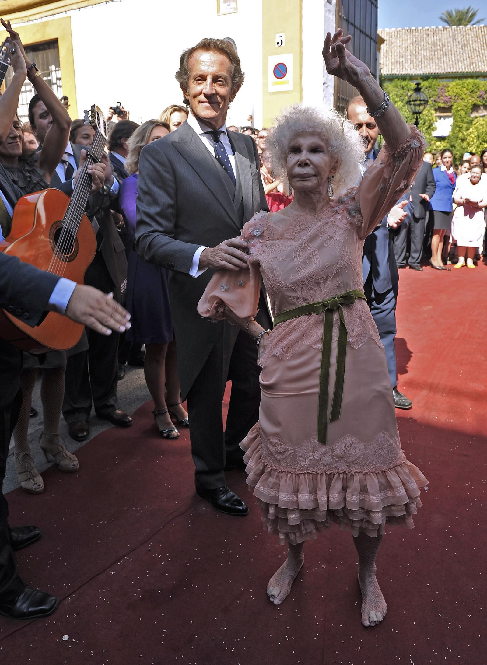 Alfonso Díez y Cayetana de Alba saludan a los asistentes a las puertas del palacio de las Dueñas