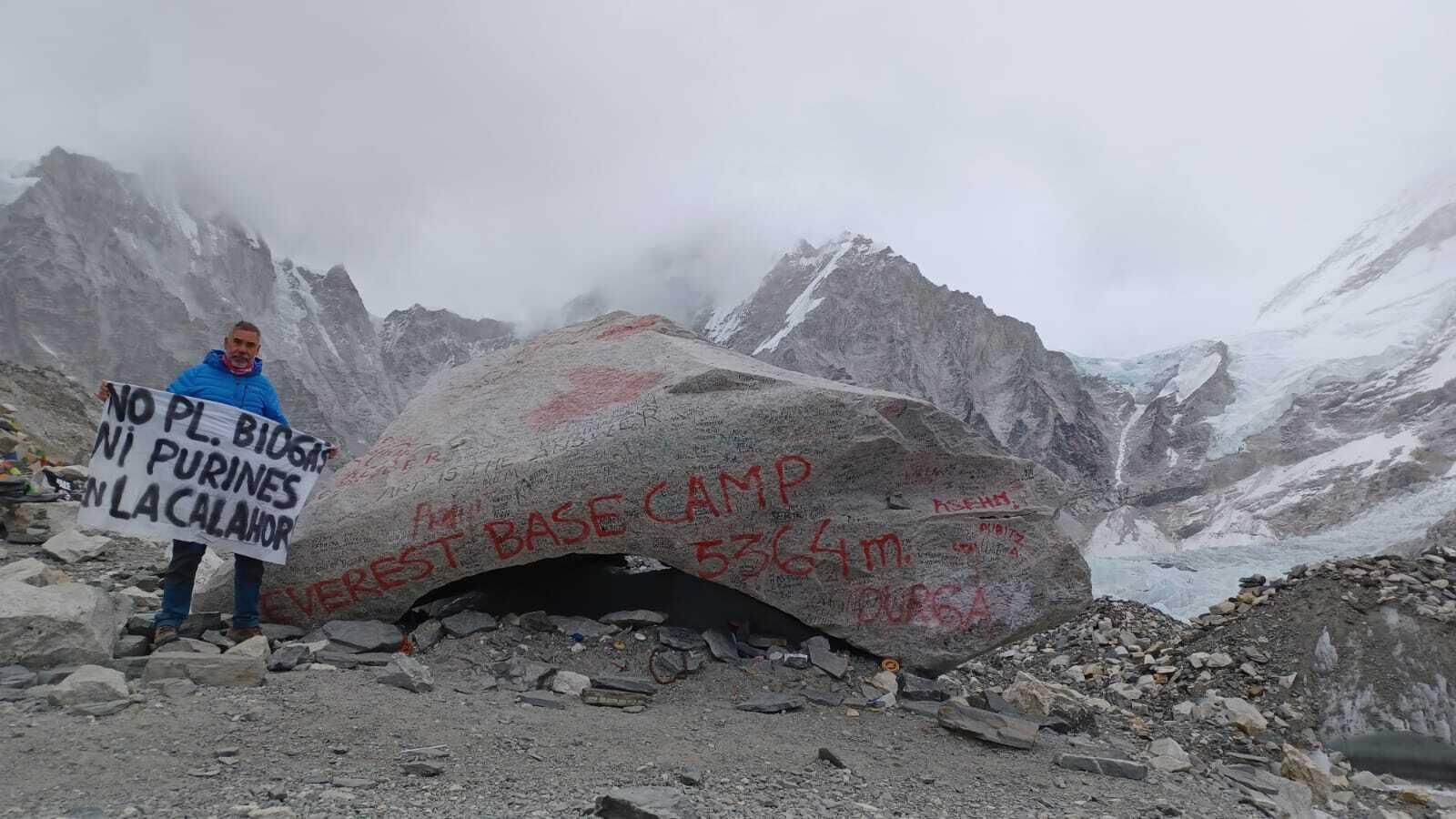 El montañero, con la pancarta desplegada.