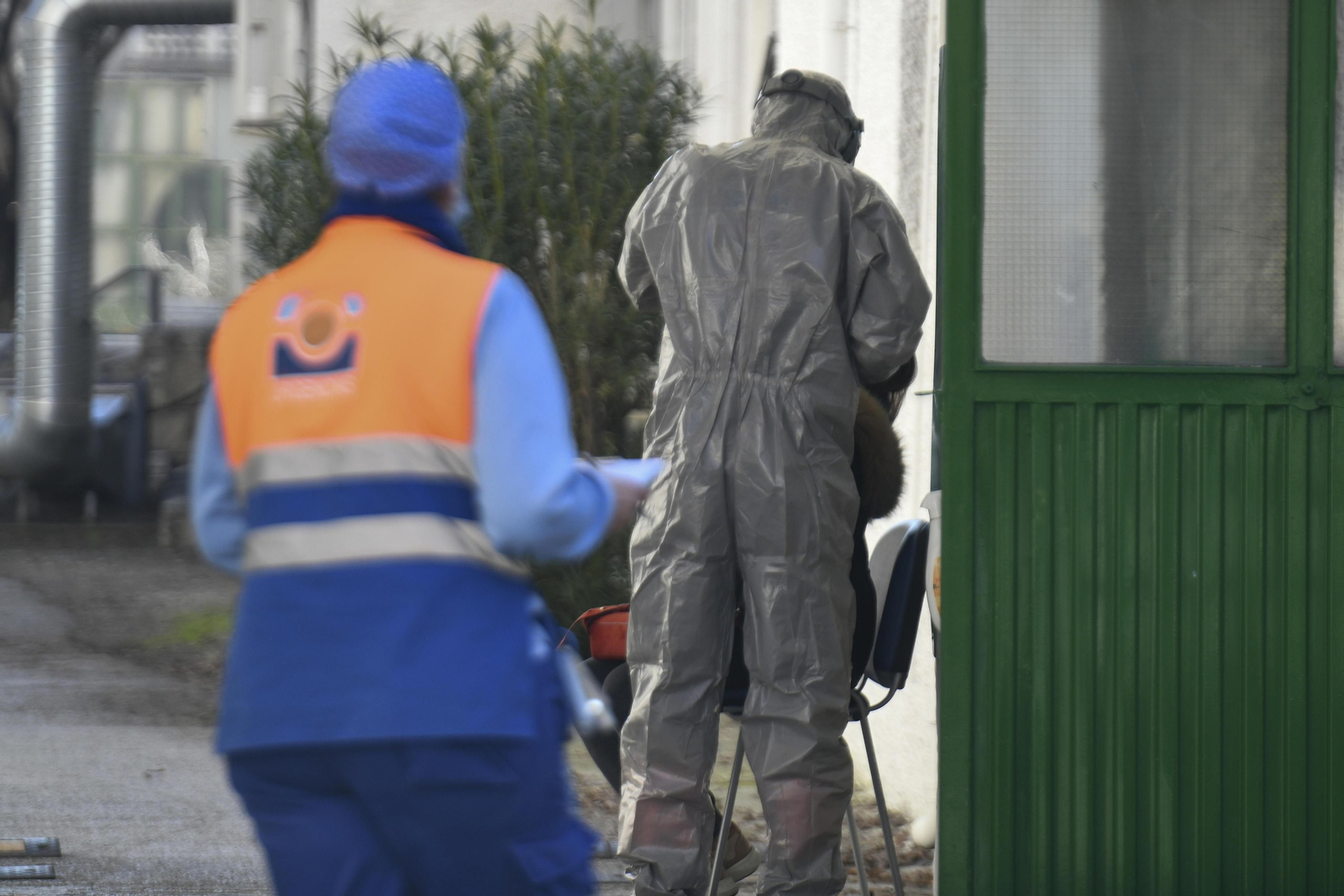 Un enfermero realiza una PCR en el viejo Clínico
