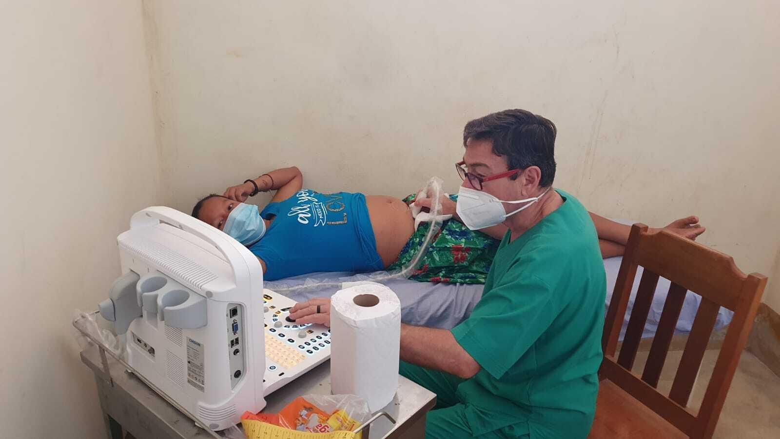 El doctor Norberto Aramburu realiza una ecografía a una mujer embarazada.