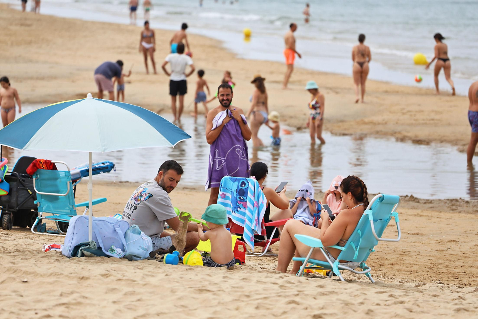Imágenes del ambiente en las playas de Huelva en la mañana de domingo
