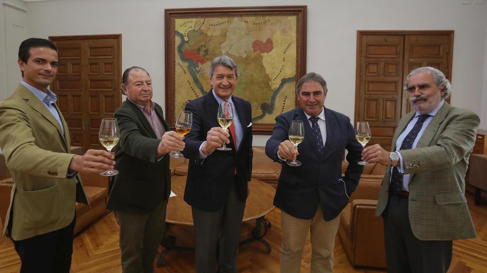 Los responsables de Fedejerez, Bodegas de Sanlúcar, Asevi-Asaja y Cooperativas brindan ayer con el presidente del Consejo Regulador tras la firma del acuerdo.