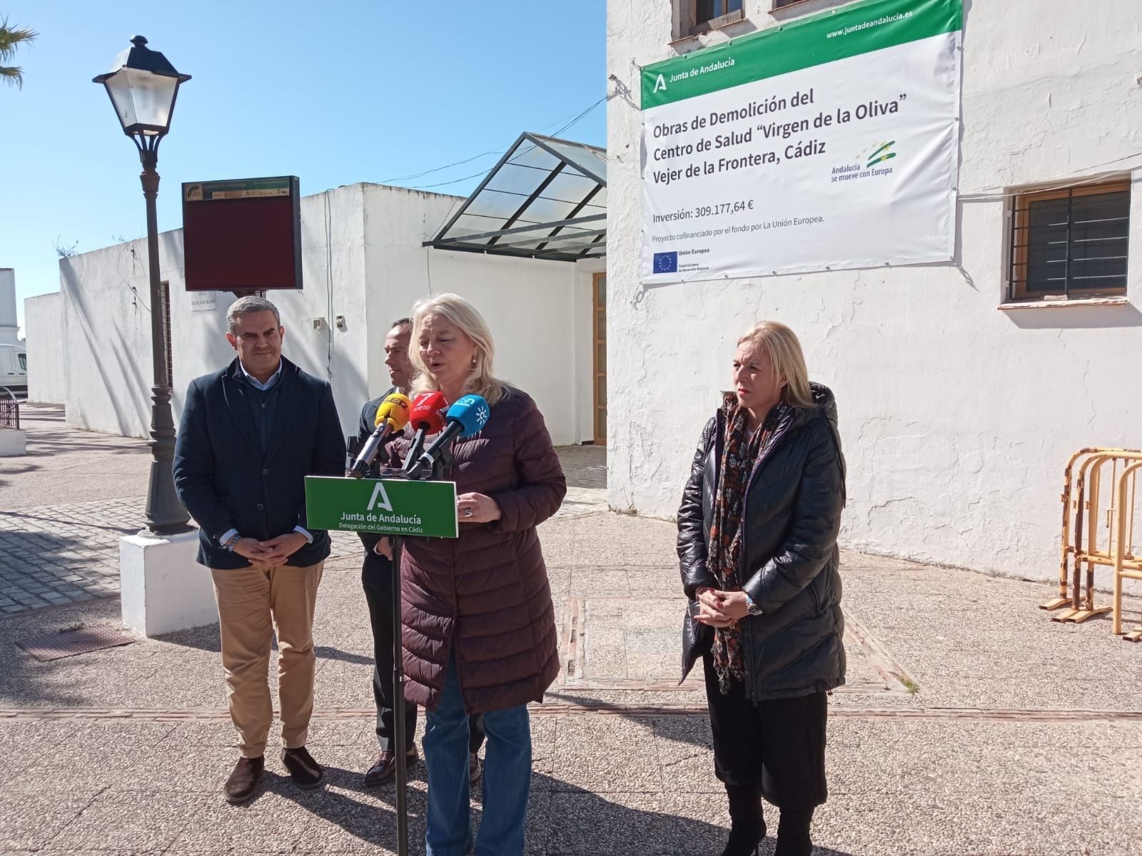 Responsables institucionales en la presentación del nuevo equipamiento sanitario.