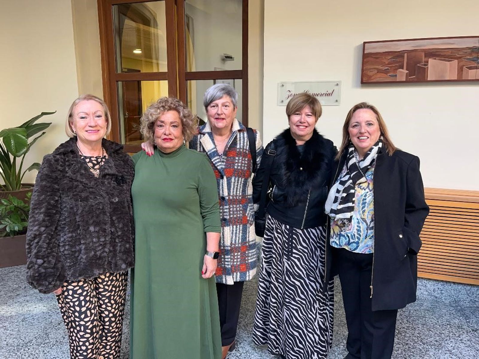 María del Carmen Martín, Antonia Lamadrid, Ana Marín y Concepción Fernández, durante el festejo en la antigua Fábrica de Tabacos, hoy en día Palacio de Congresos de la capital gaditana.