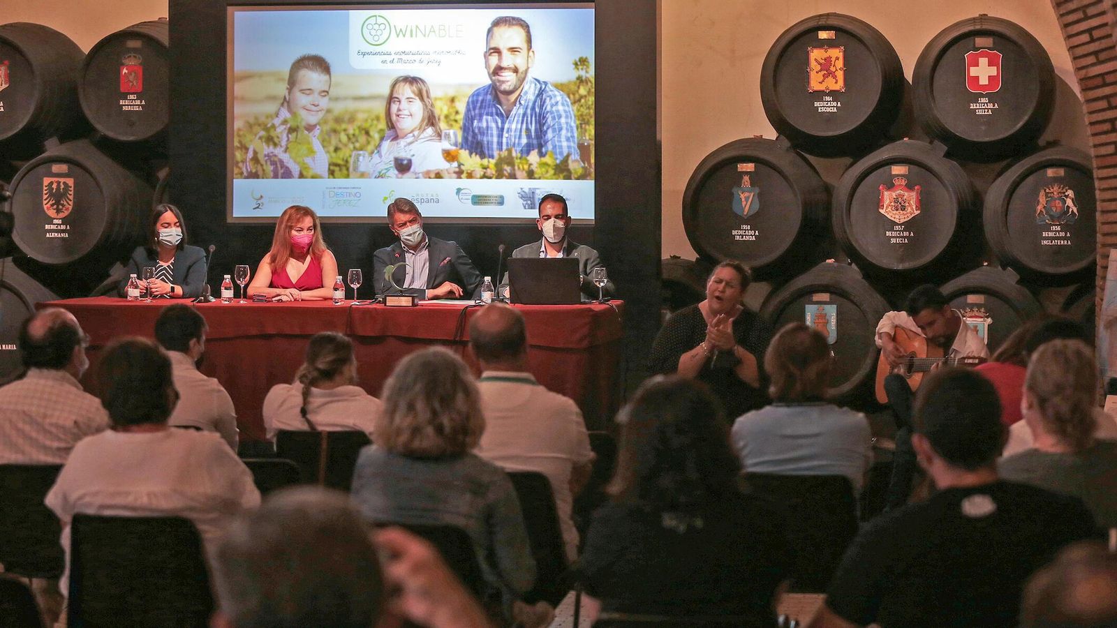 María Martínez, al cante, y Alberto Franco, al toque, ayer en la presentación de la oferta enoturística de Winable en la bodega San Ginés.