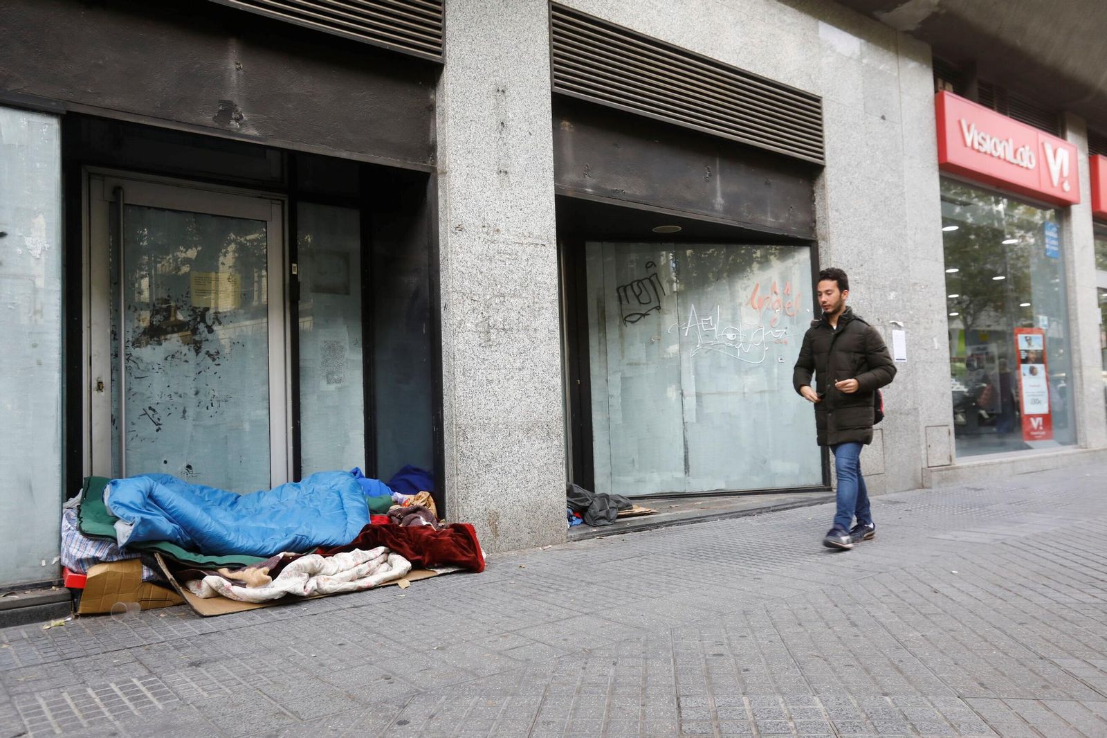 Una persona sin hogar duerme en la calle.