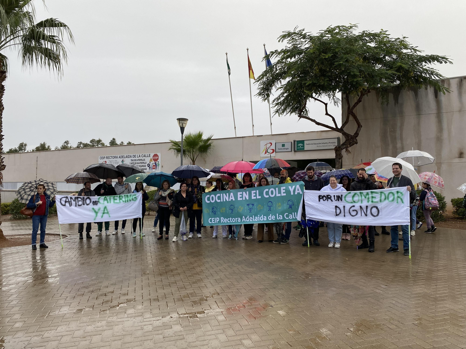 Familias del CEIP Rectora Adelaida de la Calle en la última concentración realizada en las puertas del centro.