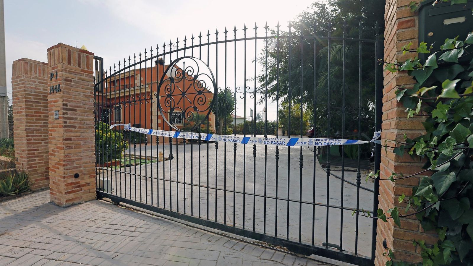 La vivienda donde anoche fueron descubiertos los cuerpos sin vida.