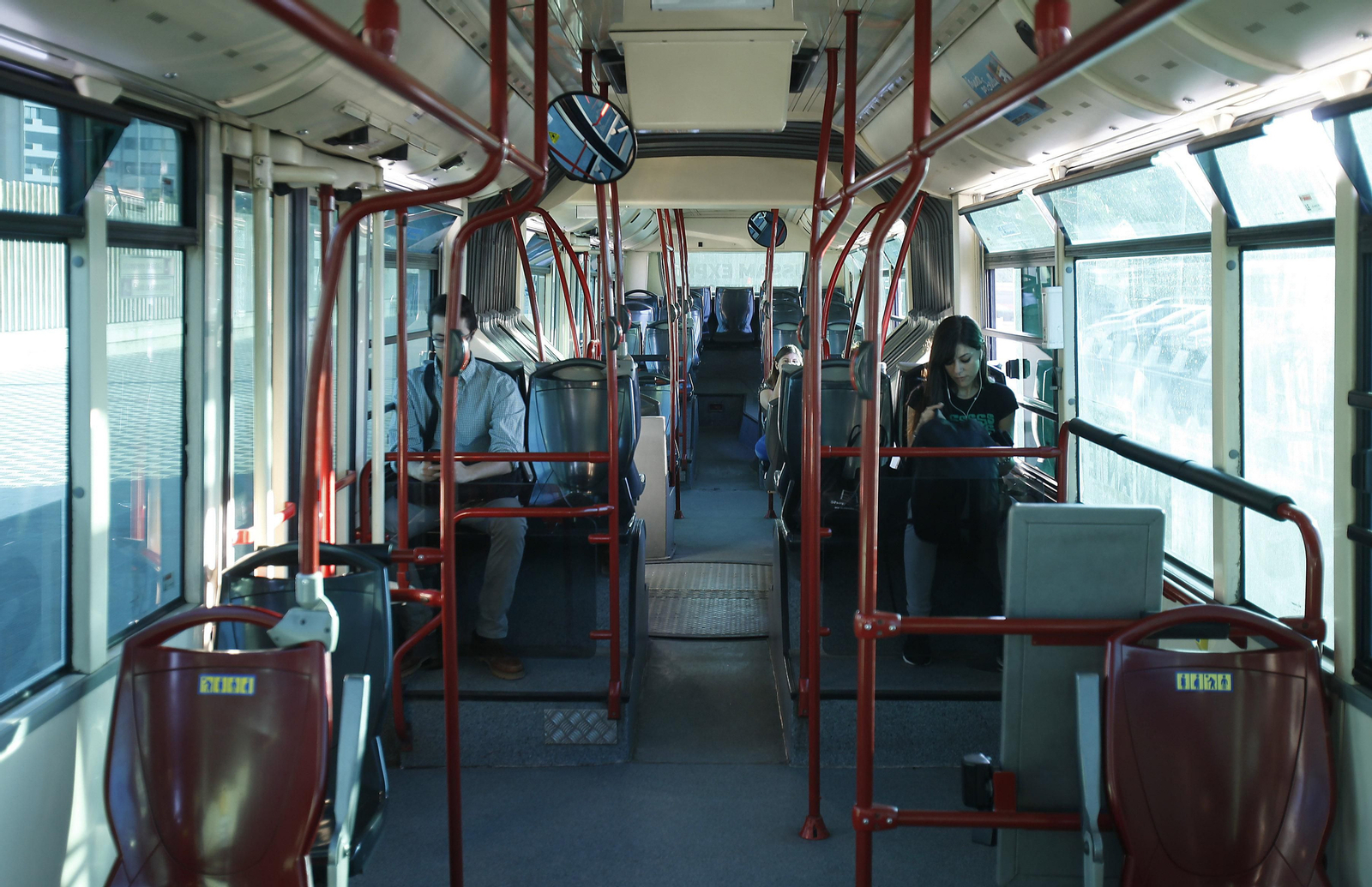 Uno de los autobuses que une Blas Infante con la Isla de la Cartuja, con sólo tres pasajeros, dos semanas después de su inauguración