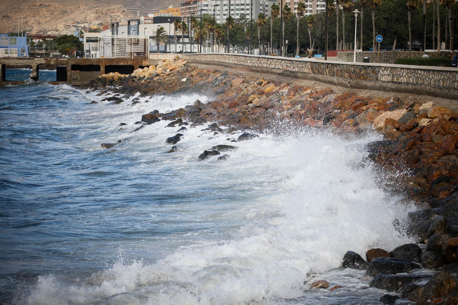 Viento y oleaje en Almería capital en una fotografía de archivo