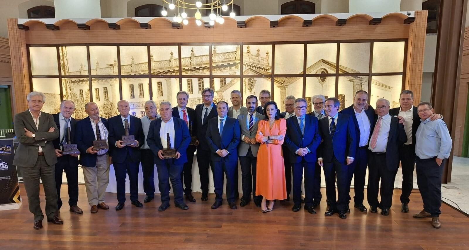 Representantes institucionales y premiados en la VIII Gala Empresarial de Asojem. Representantes institucionales y premiados en la VIII Gala Empresarial de Asojem.