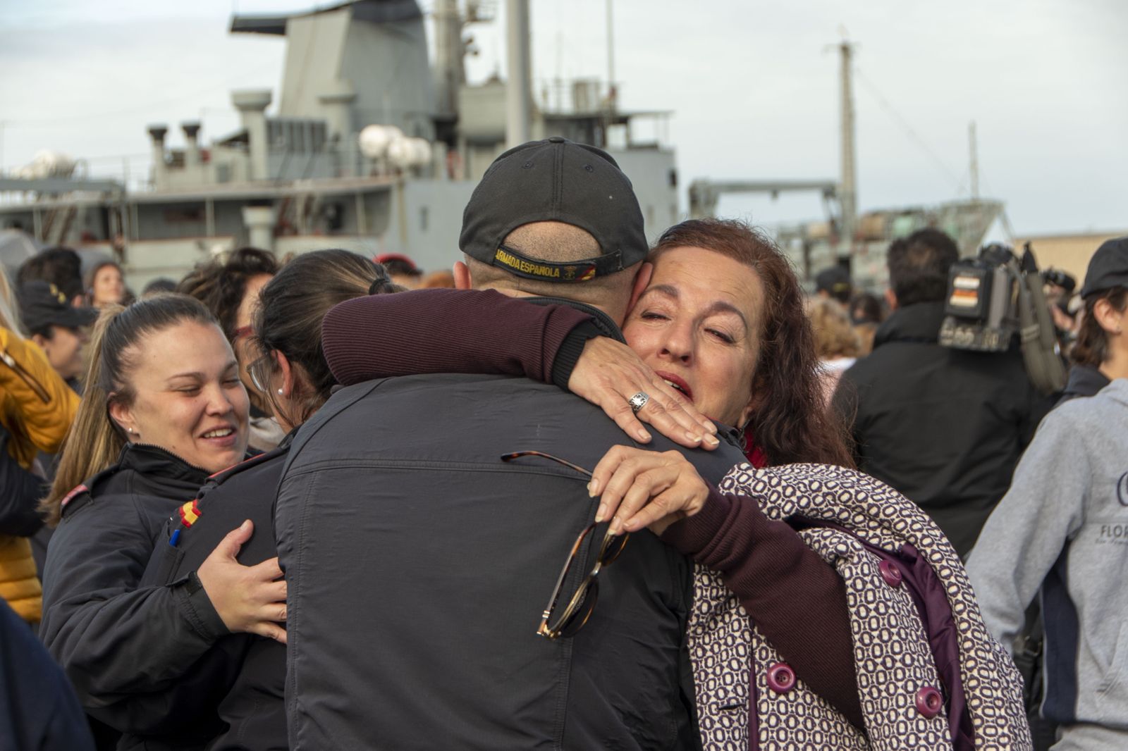 El esperado abrazo tras el regreso de La fragata 'Victoria'.