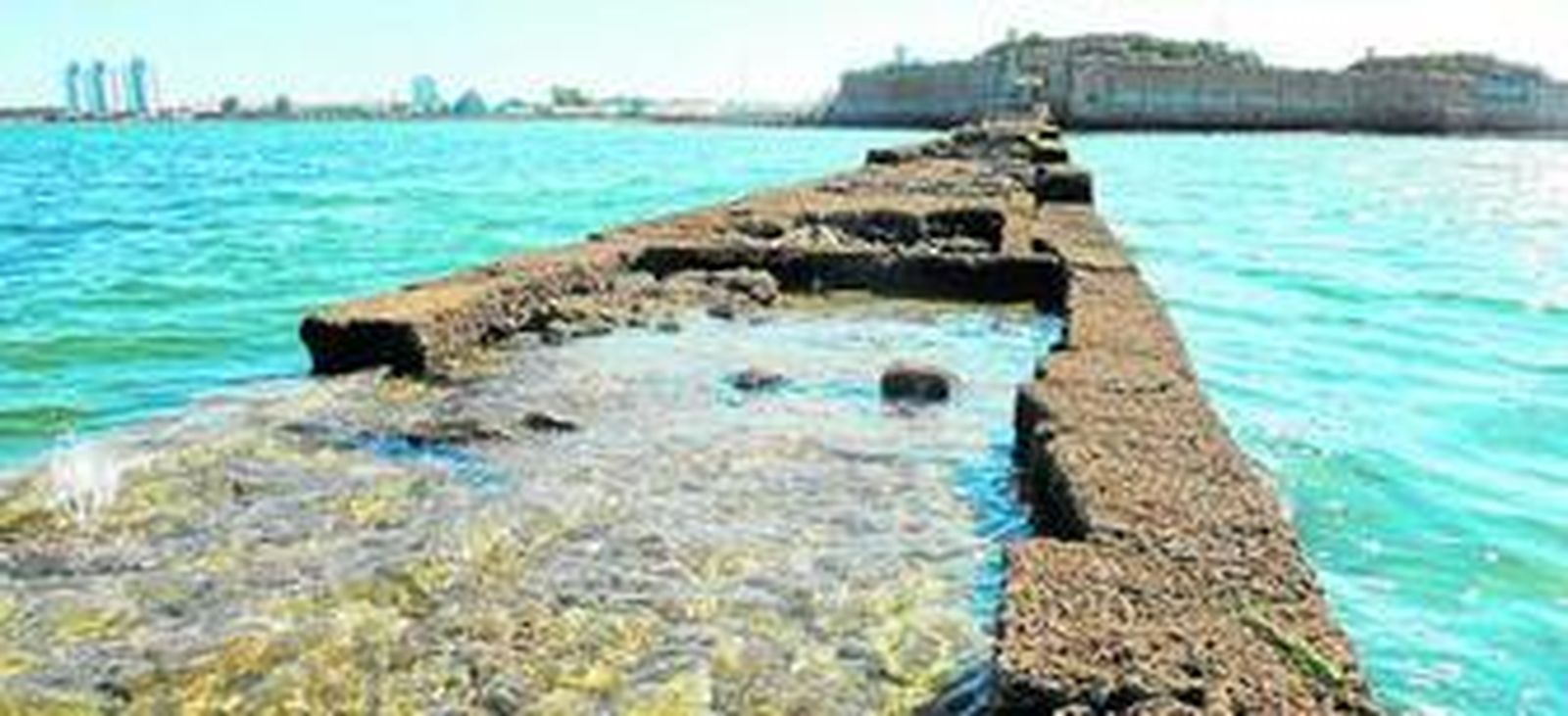 Una imagen poco conocida de los polvorines de Fadricas tomada desde el espigón de Punta Cantera. A la izquierda, se aprecian las torres de La Casería.