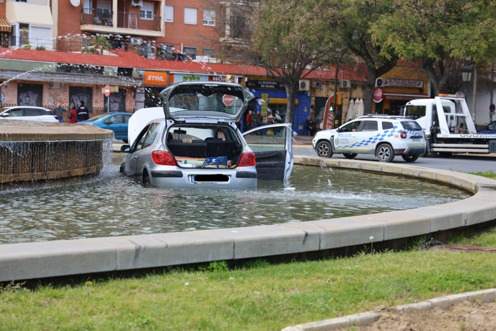 Las espectaculares imágenes de un coche accidentado que acabó en la fuente de la Avenida de Andalucía