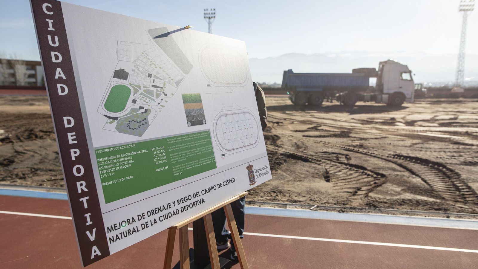 Los camiones y operarios trabajaban desde primera hora de este lunes