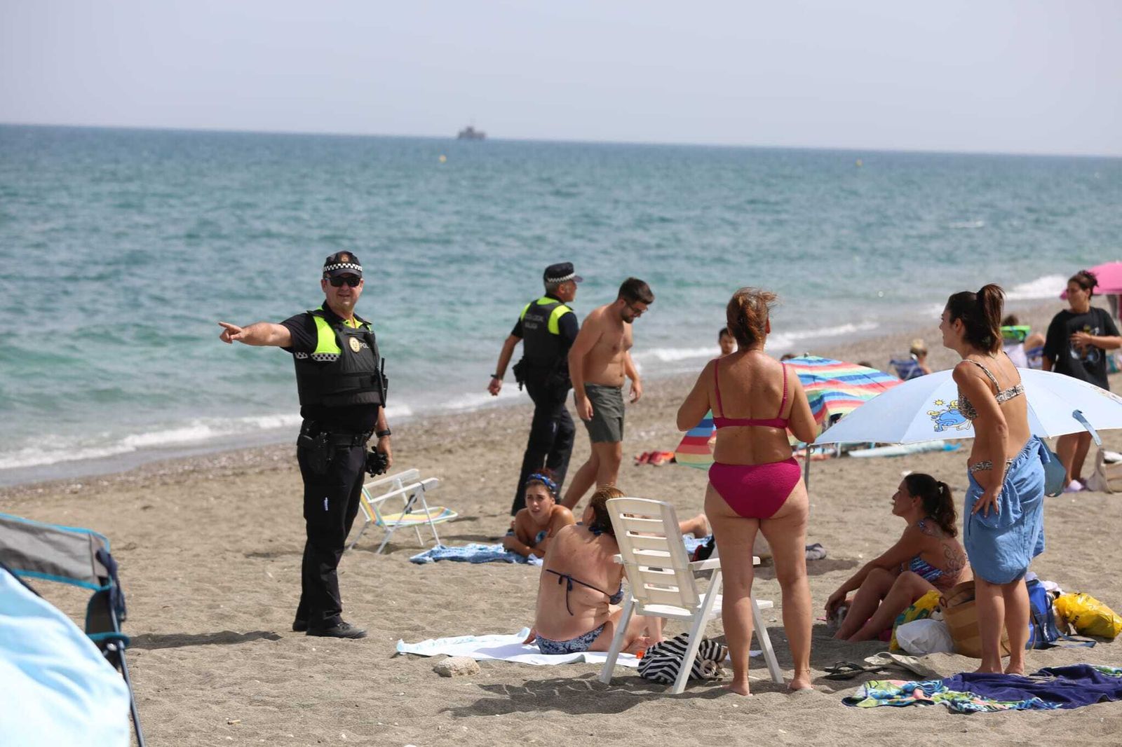 Las fotos de la Policía desalojando a los bañistas de la playa de Sacaba