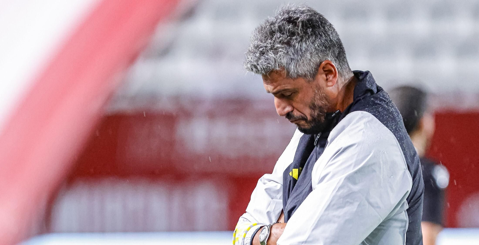 Gustavo Munúa, con gesto serio, en un partido del Real Murcia.