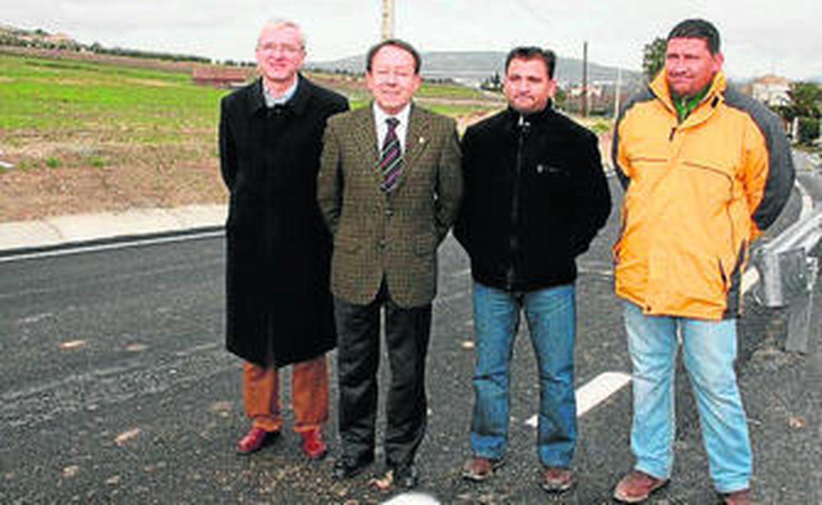 El alcalde José Luis Berguillos visita la zona intervenida.