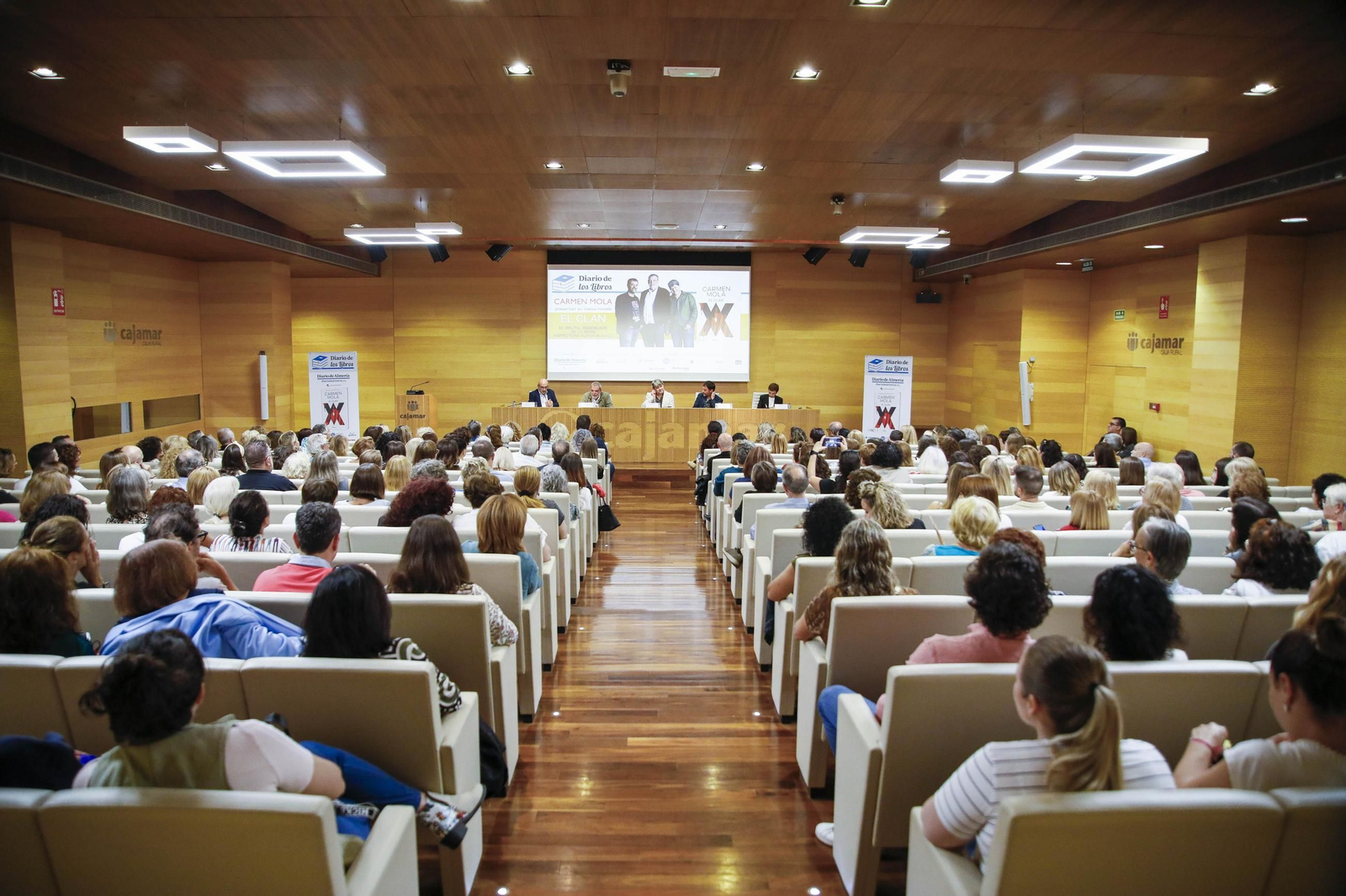 Carmen Mola presenta su libro "El clan" en la Casa de las mariposas de Almería, en imágenes