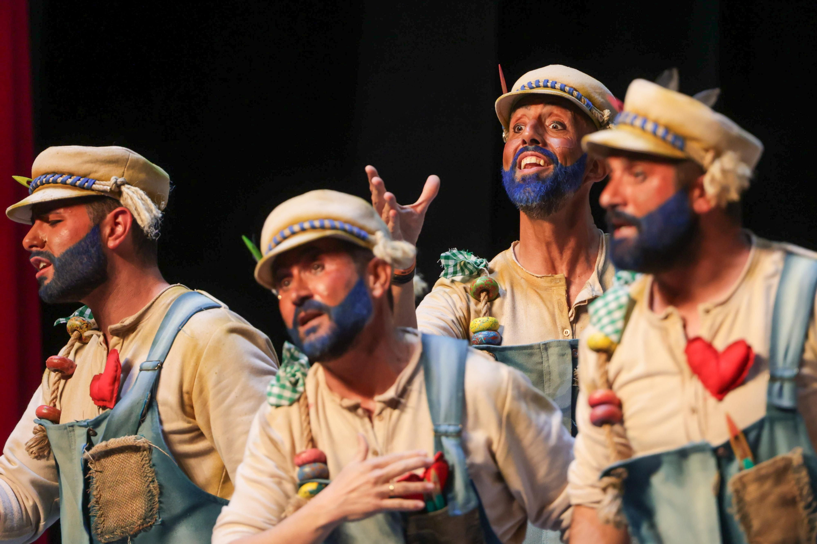 Imágenes de la actuación de la comparsa de Ayamonte "Los que manejan las redes" en las semifinales del Carnaval Colombino