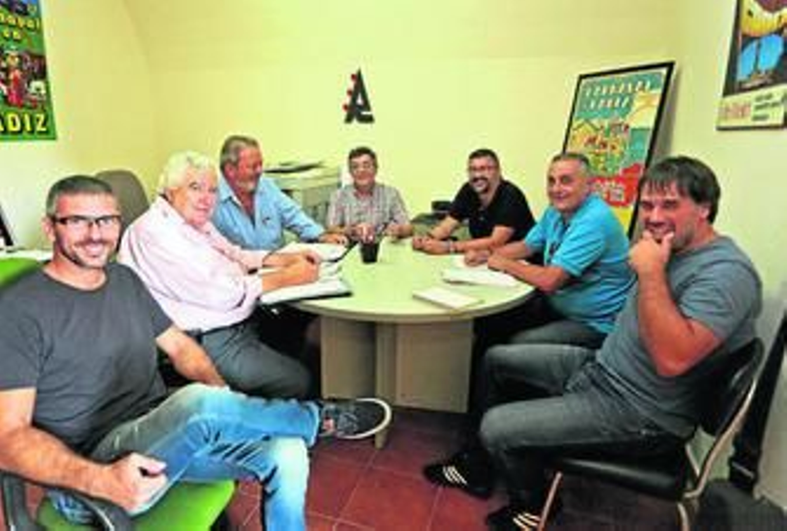 Los representantes de los colectivos carnavalescos reunidos ayer en la sede de la Asociación de Autores del Carnaval.