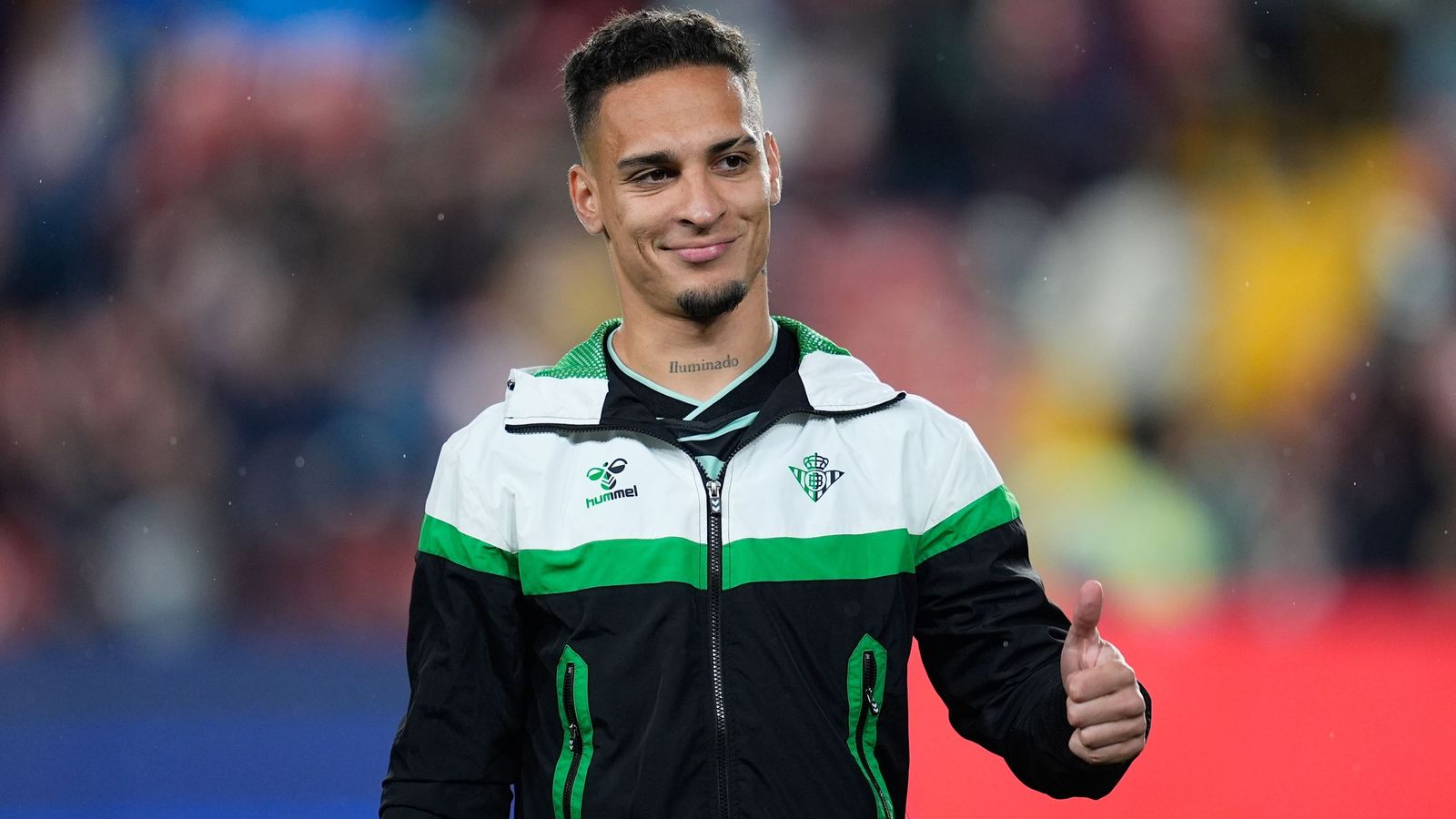 Antony en la previa de uno de los partidos del Betis esta temporada