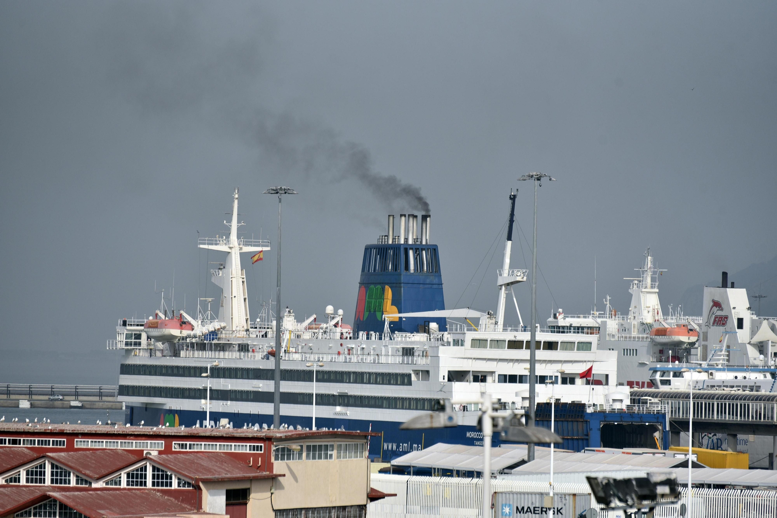 Un ferry atracado en el Puerto de Algeciras emite una densa columna de humo negro. Un ferry atracado en el Puerto de Algeciras emite una densa columna de humo negro.