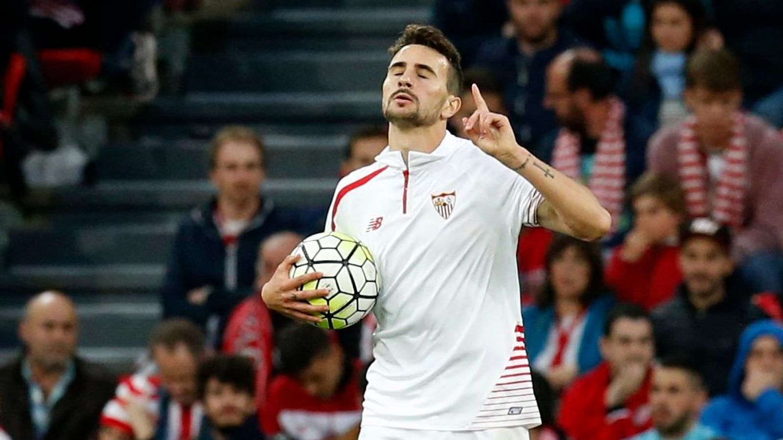 Juan Muñoz celebra su gol con el Sevilla en San Mamés tras anotarle un tanto al Athletic Club,.