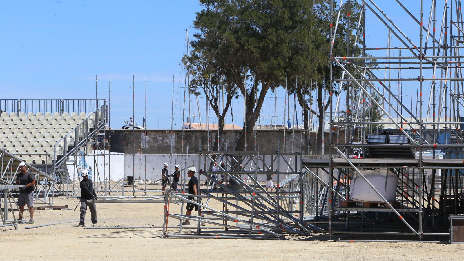 Instalación de las gradas para el macrofestival veraniego en el poblado de Sancti Petri.