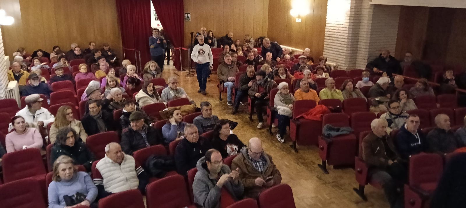 Asamblea celebrada en Cazorla para hablar del asunto del centro de salud.
